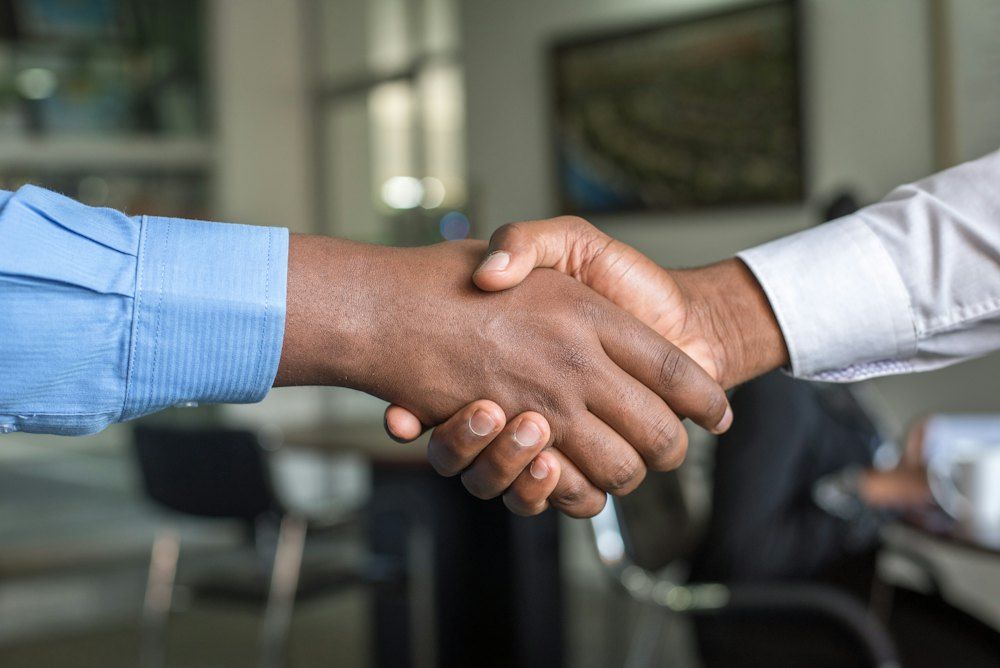Dos personas se dan la mano en una oficina