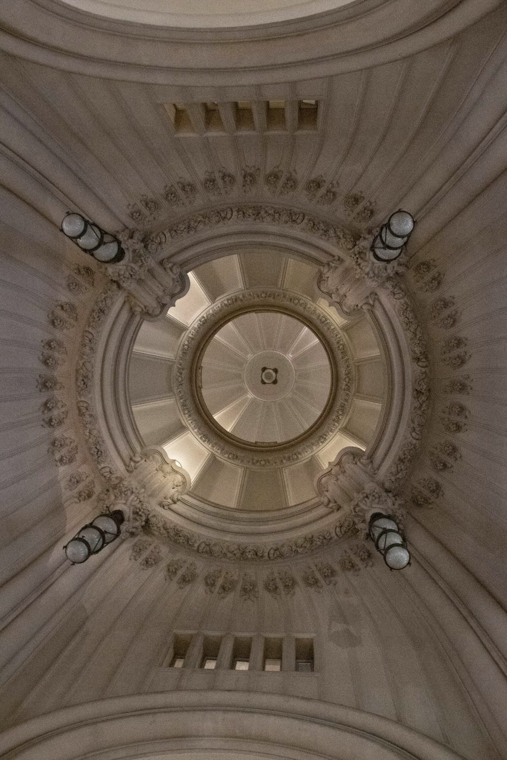 Cúpula interior de piedra clara con ornamentos, vista desde abajo, en el Palacio Barolo de Buenos Aires