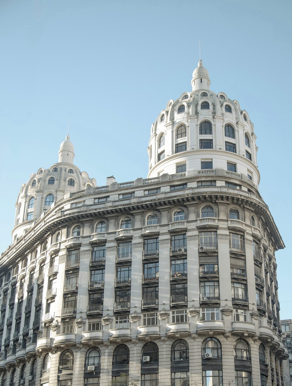 Edificio de estilo académico con dos cúpulas blancas, en el centro de Buenos Aires
