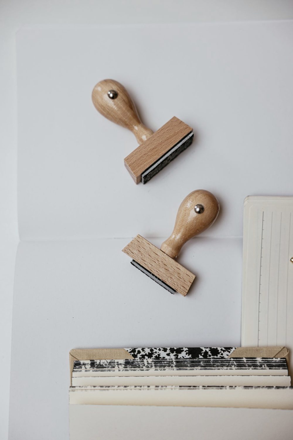 Dos sellos de madera sobre una carpeta de papel, vistos desde arriba
