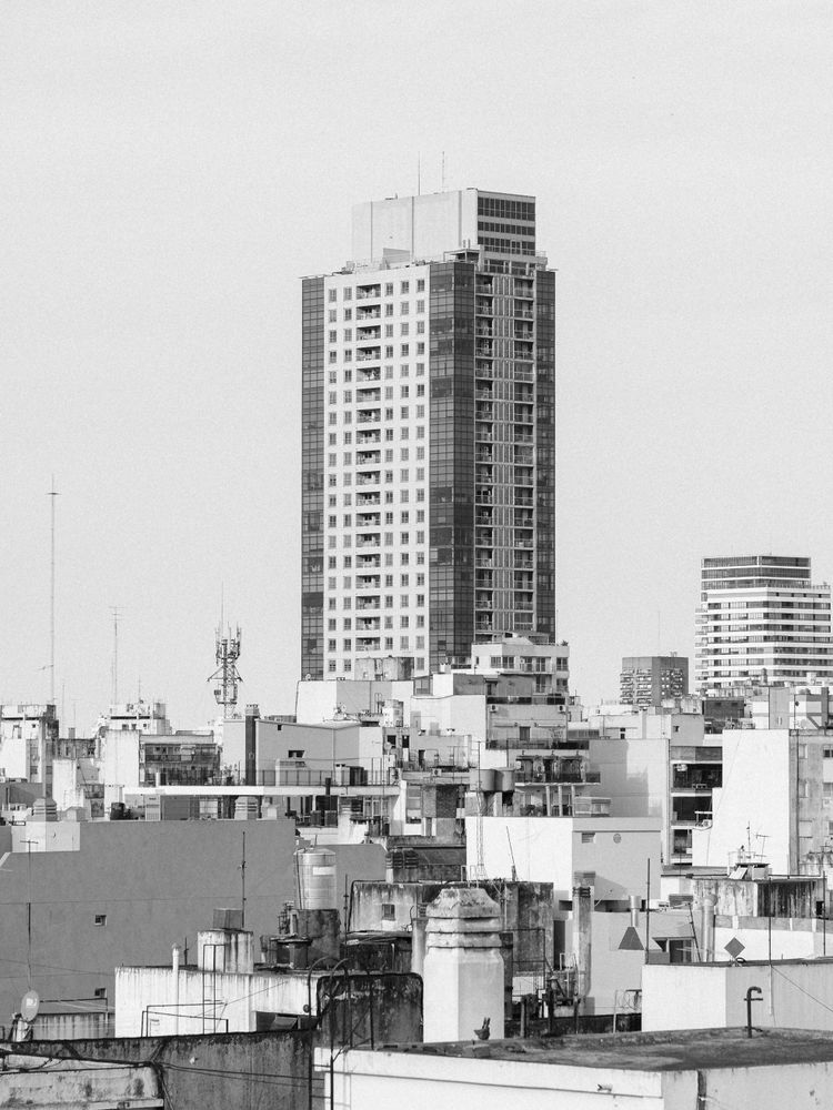 Terrazas y una torre de departamentos de Buenos Aires, en blanco y negro