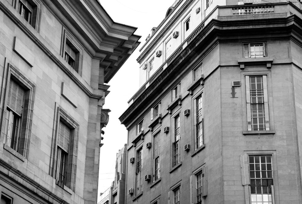 Fachadas clásicas de piedra del microcentro de Buenos Aires, contrapicado en blanco y negro